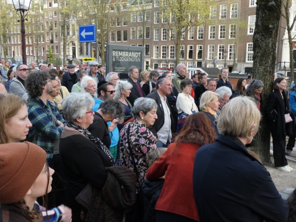 Er zijn veel belangstellenden en buurtgenoten