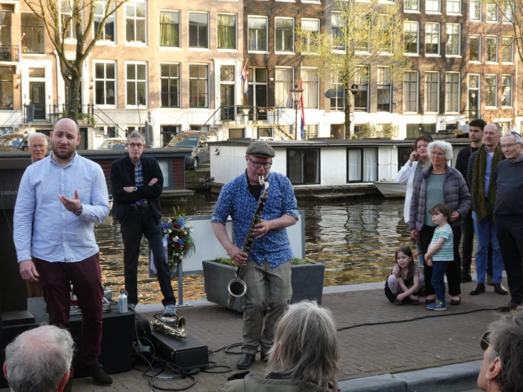 Job Chorus en Sacha van Ravenswade spelen en zingen een Jiddsch lied.