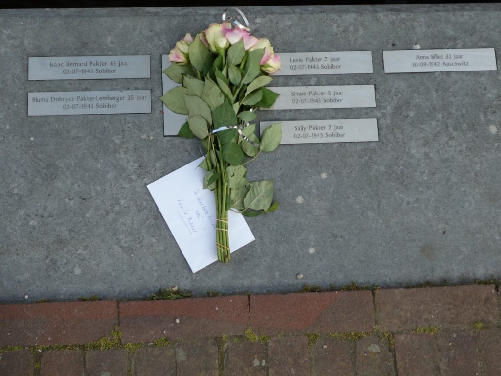 Een briefje in plaats van een bloem. Ontroerende tekst over het missen van de familie
