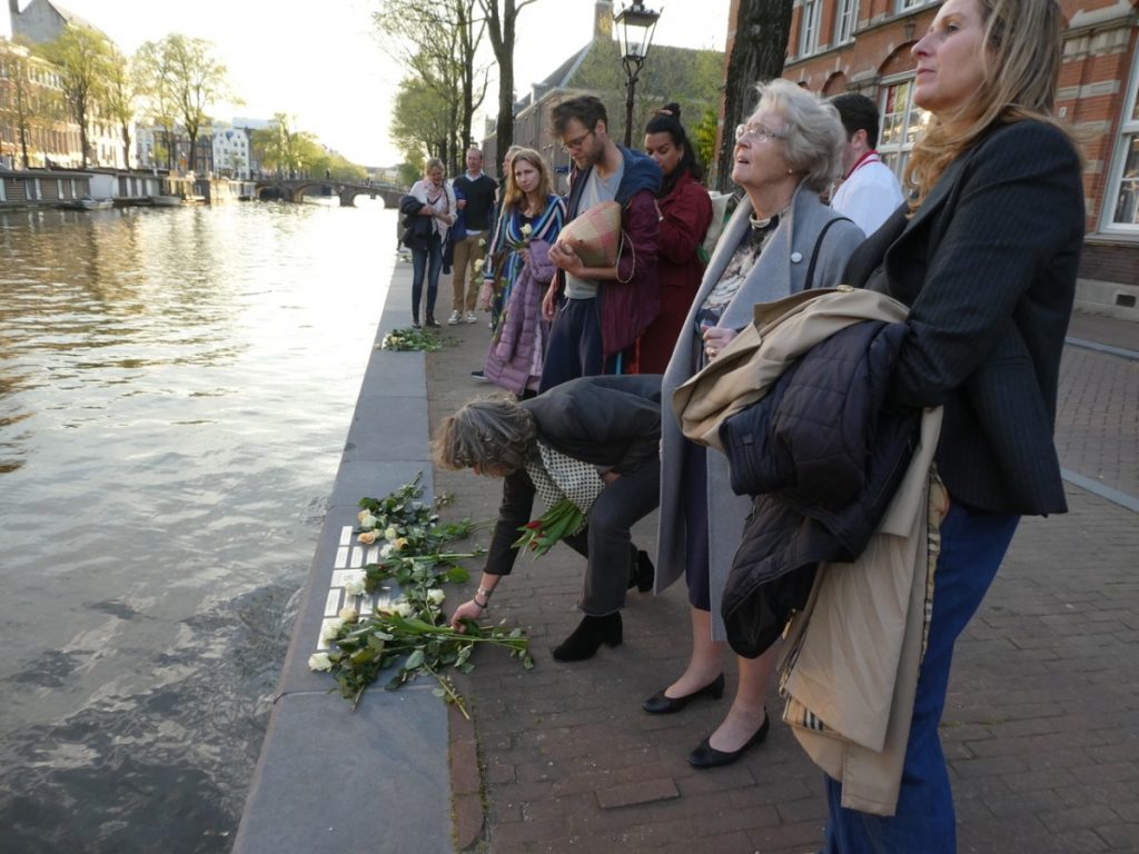 Stilstaan bij de namen
