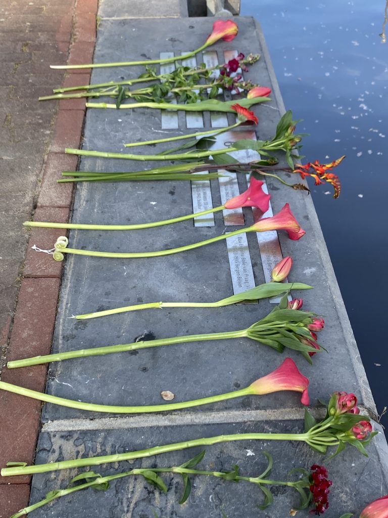 Bloemen bij de bordjes