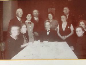 Rachel Ricardo aan tafel met de familie Ricardo. Rachel zit rechts vóór aan tafel.