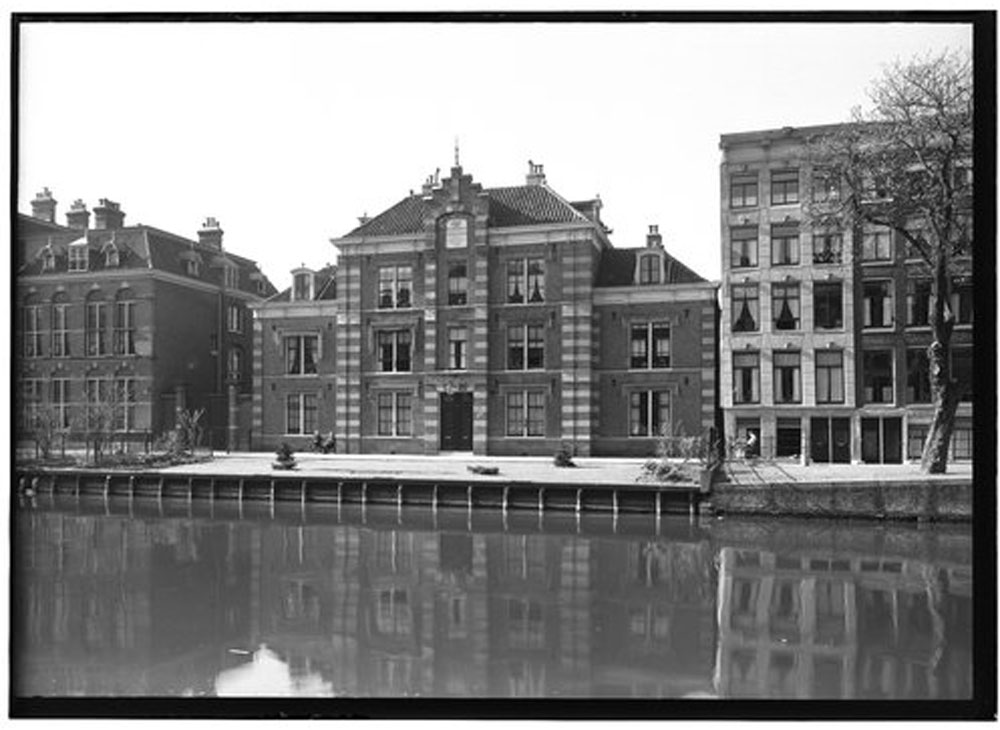 Nieuwe Keizersgracht 1b, witte huis (foto:1953). Het hele rijtje huizen van nummer 1 tot 11 is na 1950 langzamerhand afgebroken. (foto beeldbank Amsterdam)
